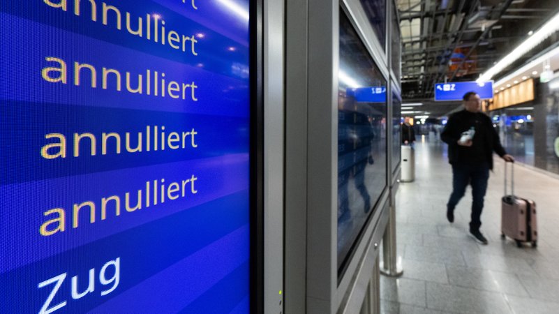 Eine Anzeige in der Abflughalle am Terminal 1 des Flughafen Frankfurt weist mehrere Flüge als annulliert aus. Bei einem wird empfohlen mit dem Zug zu reisen. Die Kabinengewerkschaft UFO (Unabhängige Flugbegleiter Organisation) hat die Flugbegleiter bei Lufthansa und Lufthansa Cityline dazu aufgerufen, die Arbeit niederzulegen. (12.03.2024)