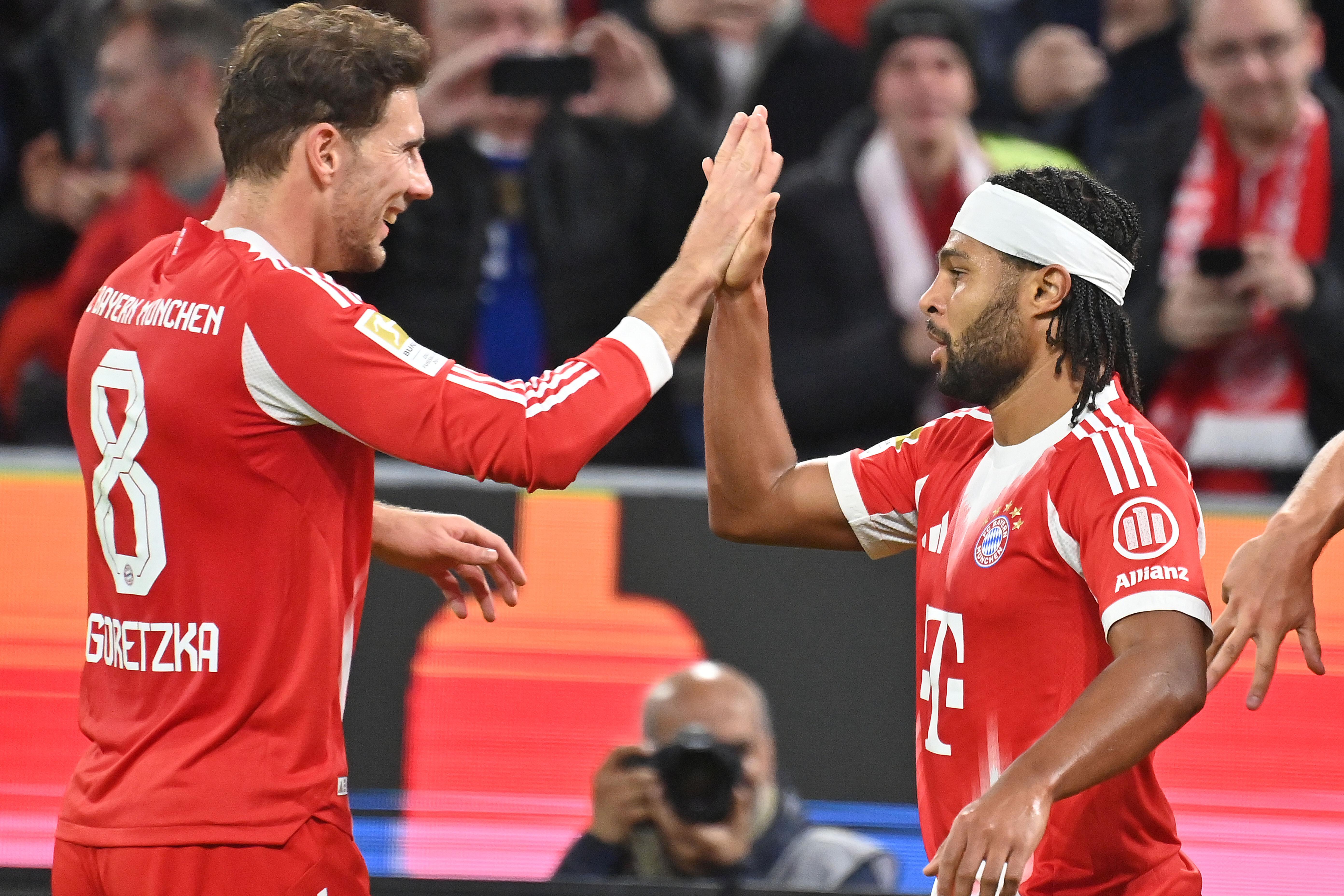 Leon Goretzka und Serge Gnabry (r.)