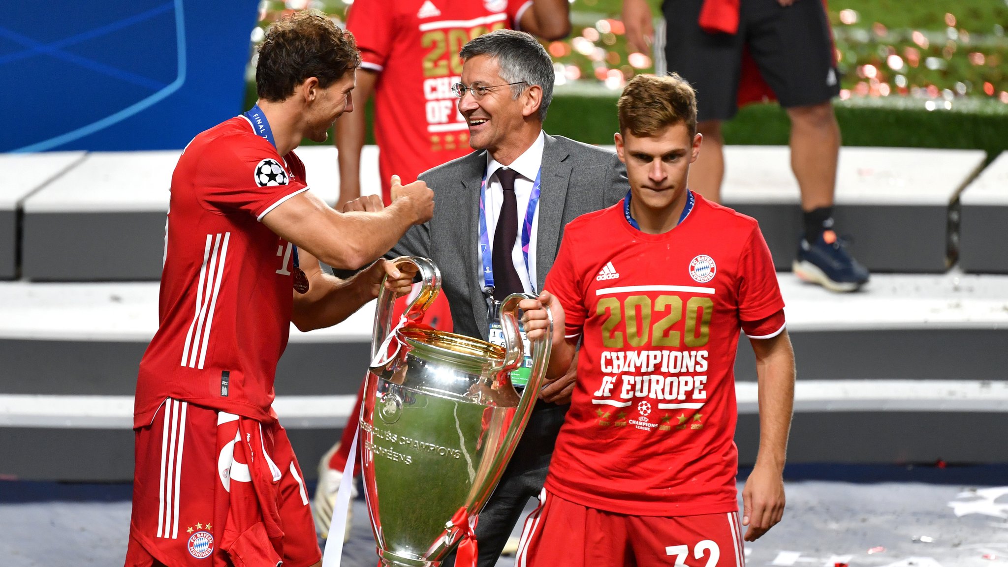 Leon Goretzka, Herbert Hainer und Joshua Kimmich mit dem Champions League Pokal 