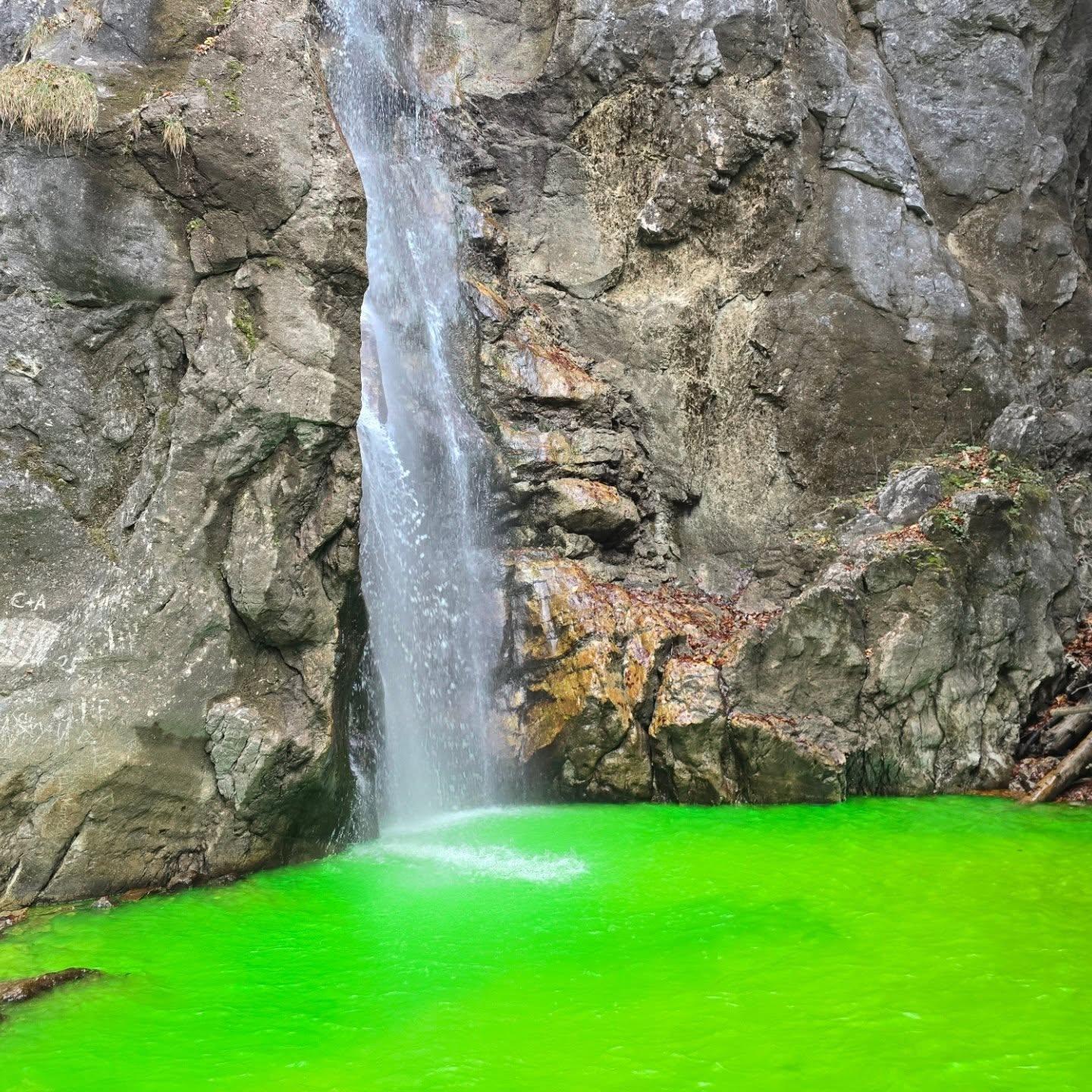 Grünes Wasser in den Lainbachfällen