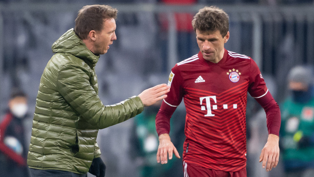 Trainer Julian Nagelsmann (l) unterhält sich mit Thomas Müller. | Bild: dpa-Bildfunk/Sven Hoppe Trainer Julian Nagelsmann (l) unterhält sich mit Thomas Müller.