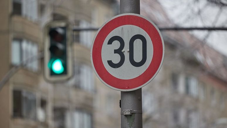 Über Tempo 30 hat bislang der Bund das Sagen – bei Staats- Bundesstraßen jedenfalls, auch wenn sie durch einen verkehrsbelasteten Ort verlaufen. | Bild:Jörg Carstensen/dpa