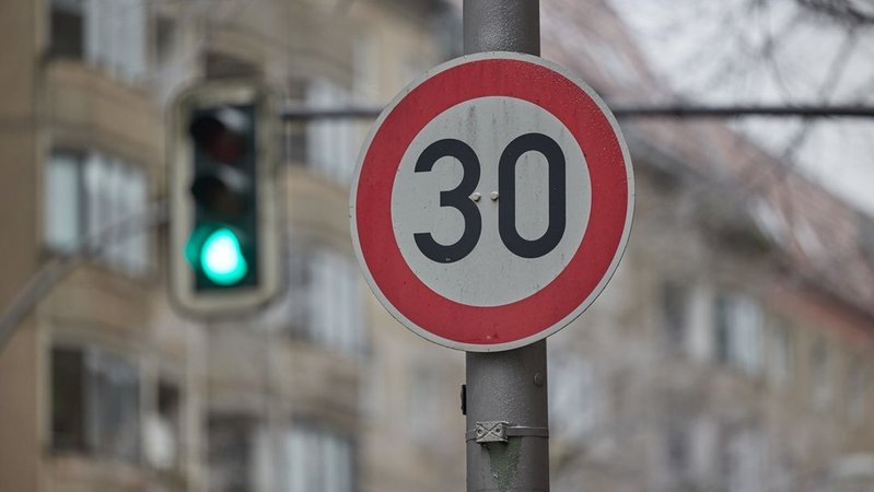 Über Tempo 30 hat bislang der Bund das Sagen – bei Staats- Bundesstraßen jedenfalls, auch wenn sie durch einen verkehrsbelasteten Ort verlaufen.