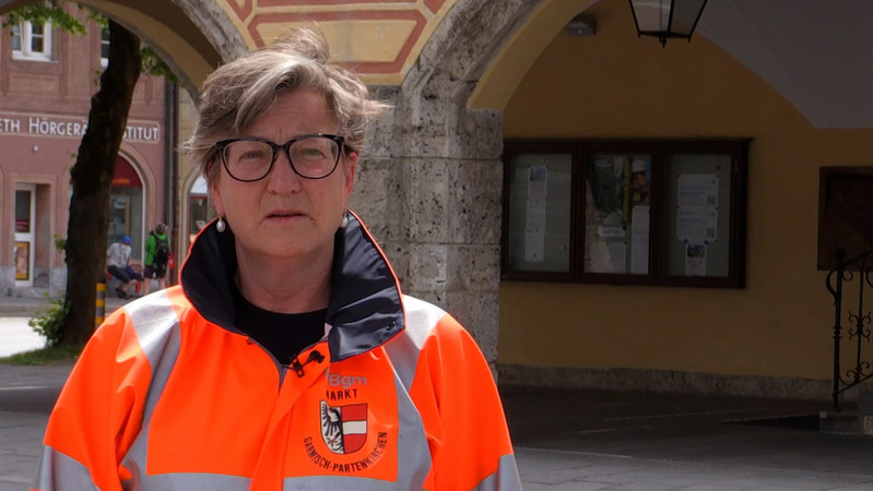 Die Bürgermeisterin von Garmisch-Partenkirchen, Elisabeth Koch, zeigte sich geschockt über die Zugkatastrophe von Bergrain. Sie lobte die Arbeit der Ehrenamtlichen. | Bild: BR24 Die Bürgermeisterin von Garmisch-Partenkirchen, Elisabeth Koch, zeigte sich geschockt über die Zugkatastrophe von Bergrain. Sie lobte die Arbeit der Ehrenamtlichen.