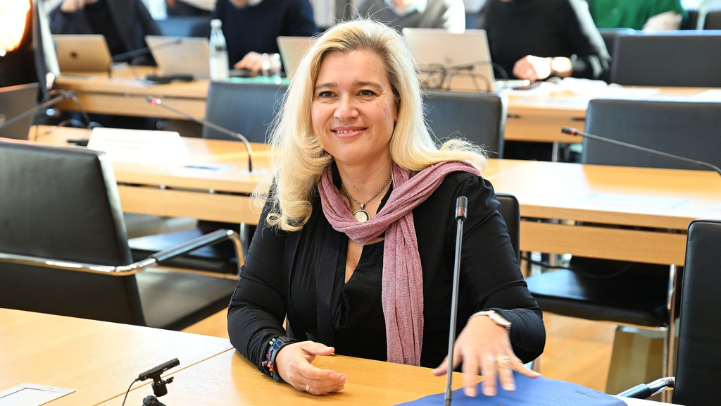 Masken-Ausschuss: Ministerin Huml verteidigt ihr Vorgehen | Bild: picture alliance/dpa | Angelika Warmuth Masken-Ausschuss: Ministerin Huml verteidigt ihr Vorgehen