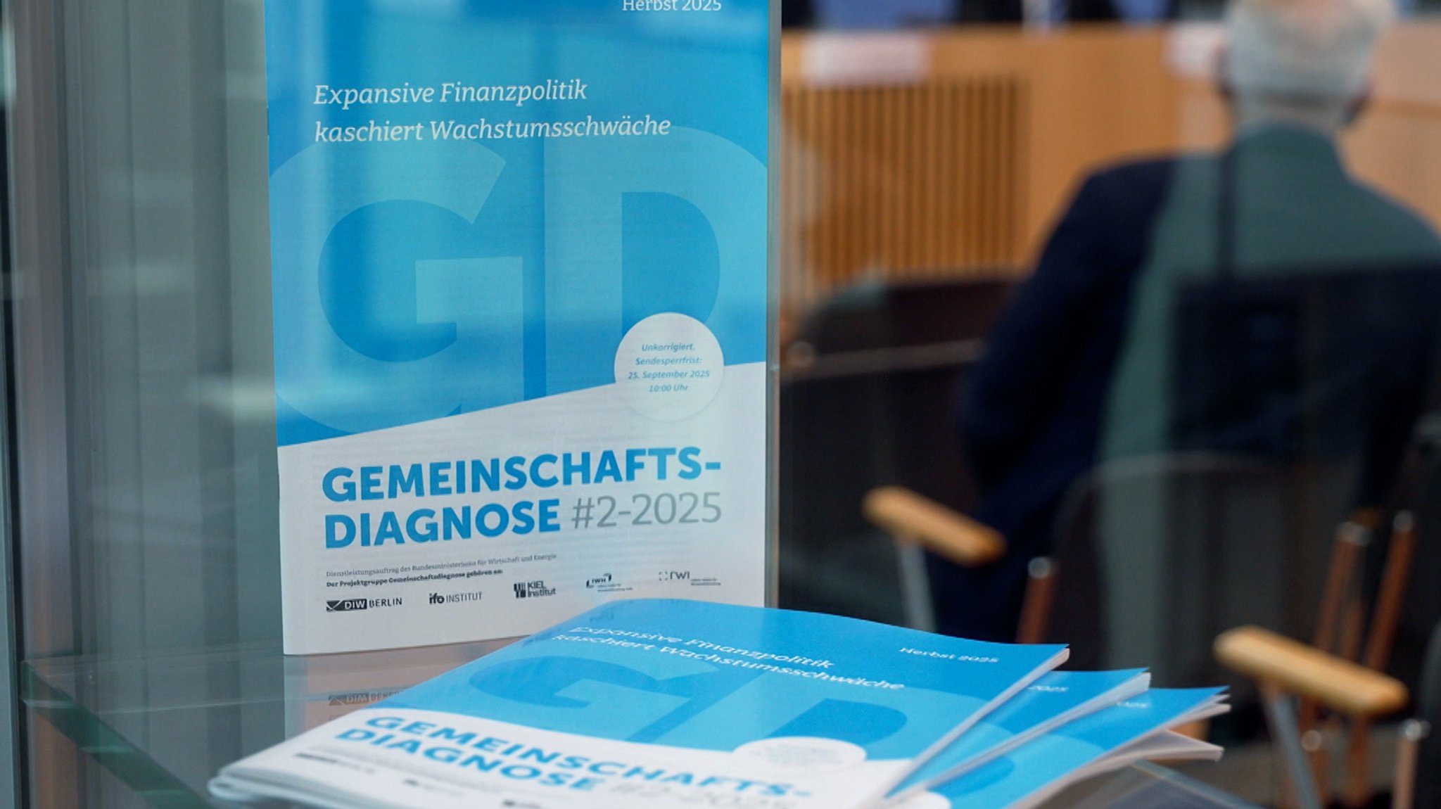 Blick auf auf einem Tisch liegende Hefte mit der Aufschrift "Gemeinschaftsdiagnose".