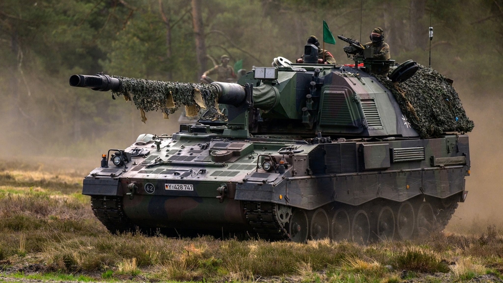 ARCHIV - 10.05.2022, Niedersachsen, Munster: Eine Panzerhaubitze 2000 (kurz PzH 2000) der Bundeswehr fährt während der Übung «Wettiner Heide» auf dem Übungsplatz. (zu dpa «MW wartet auf politischen Konsens für Produktionsausweitung») Foto: Philipp Schulze/dpa +++ dpa-Bildfunk +++