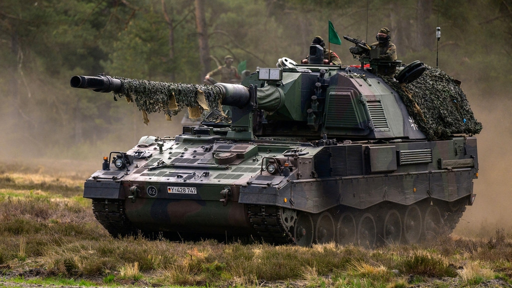 ARCHIV - 10.05.2022, Niedersachsen, Munster: Eine Panzerhaubitze 2000 (kurz PzH 2000) der Bundeswehr fährt während der Übung «Wettiner Heide» auf dem Übungsplatz. (zu dpa «MW wartet auf politischen Konsens für Produktionsausweitung») Foto: Philipp Schulze/dpa +++ dpa-Bildfunk +++ | Bild: dpa-Bildfunk/Philipp Schulze ARCHIV - 10.05.2022, Niedersachsen, Munster: Eine Panzerhaubitze 2000 (kurz PzH 2000) der Bundeswehr fährt während der Übung «Wettiner Heide» auf dem Übungsplatz. (zu dpa «MW wartet auf politischen Konsens für Produktionsausweitung») Foto: Philipp Schulze/dpa +++ dpa-Bildfunk +++