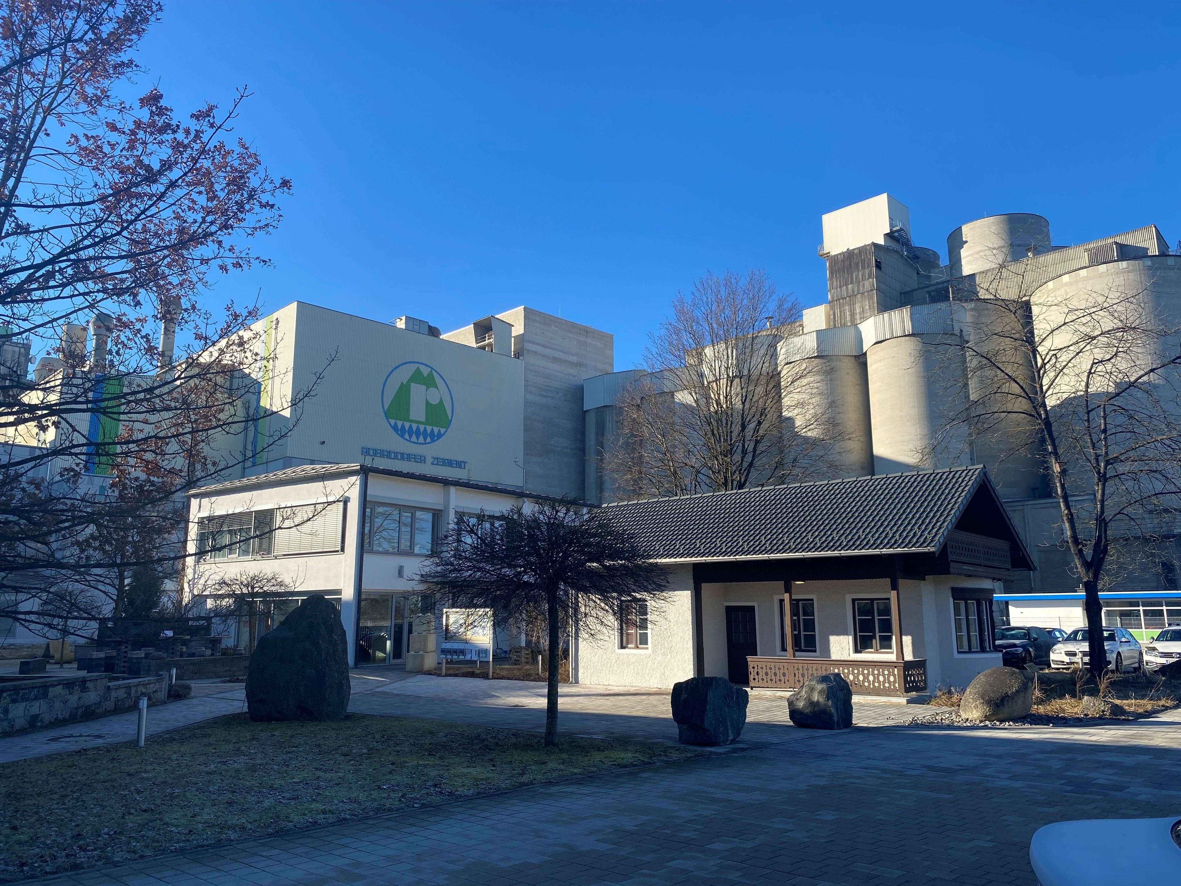 Industrieanlage des Rohrdorfer Zementwerkes von Außen.
