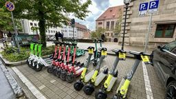 E-Scooter auf einem speziellen Stellplatz am Nürnberger Rathaus | Bild:BR/Michael Reiner
