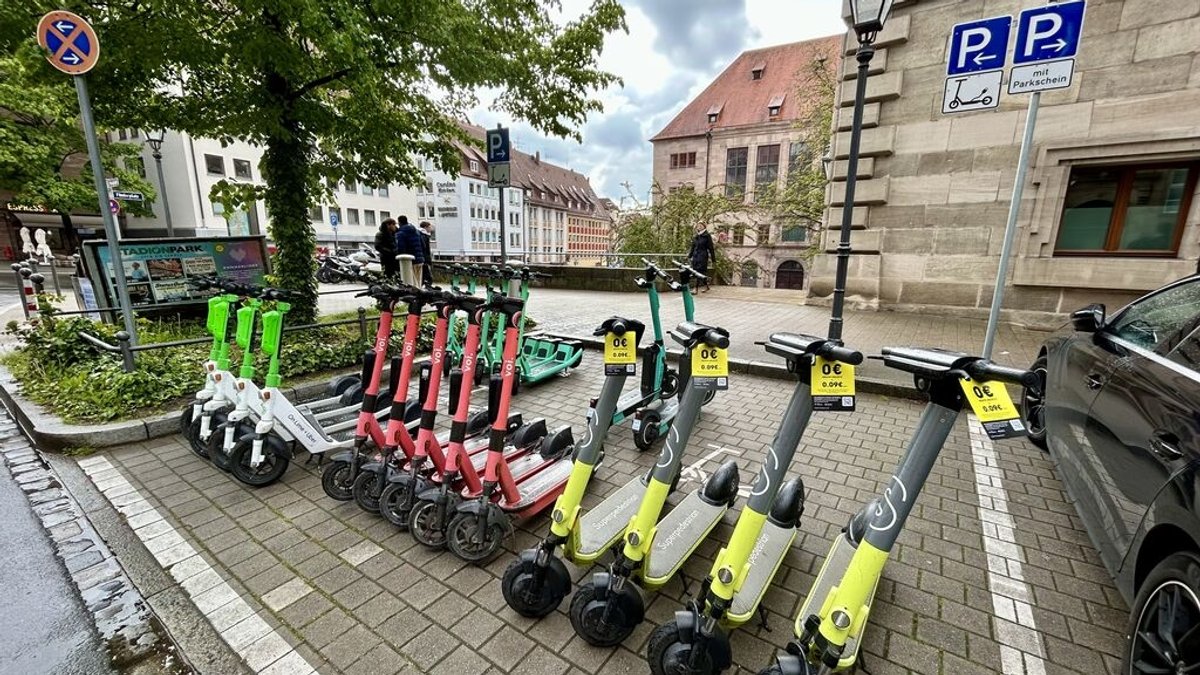 E-Scooter auf einem speziellen Stellplatz am Nürnberger Rathaus