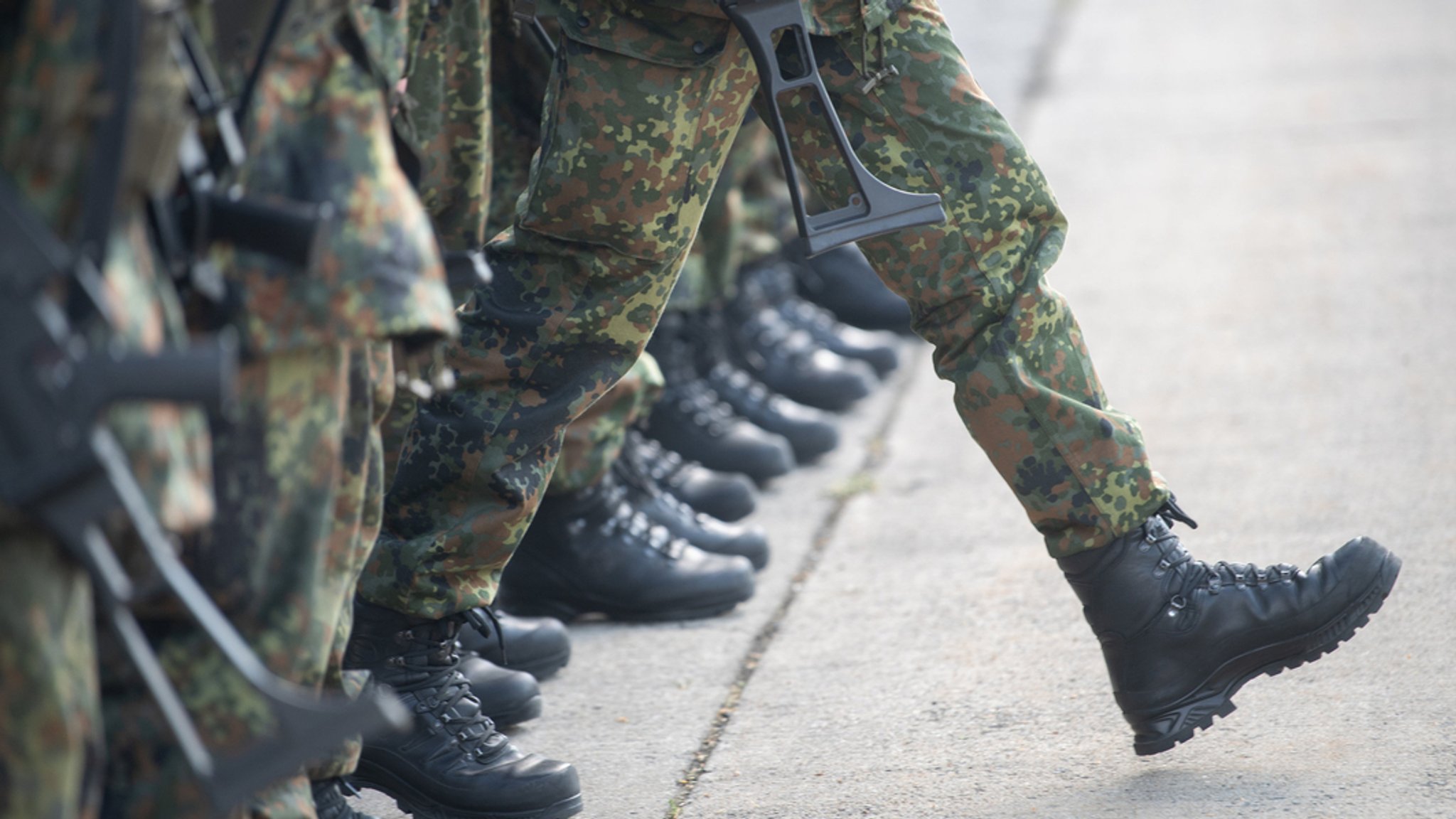 (Symbolbild) Ein Reservist tritt bei einer Ausbildung vor. 