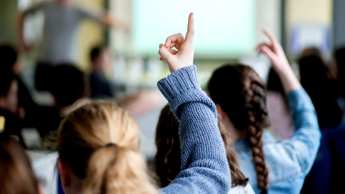 Symbolbild: Schülerinnen melden sich während des Unterrichts an einer Schule. 