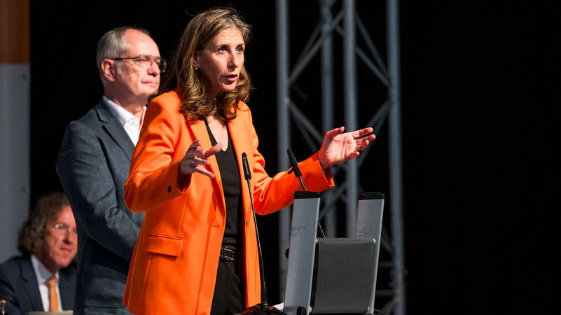 Die Oberallgäuer Landrätin Indra Baier-Müller bei einer Rede. | Bild: dpa / Daniel Vogl Die Oberallgäuer Landrätin Indra Baier-Müller bei einer Rede.