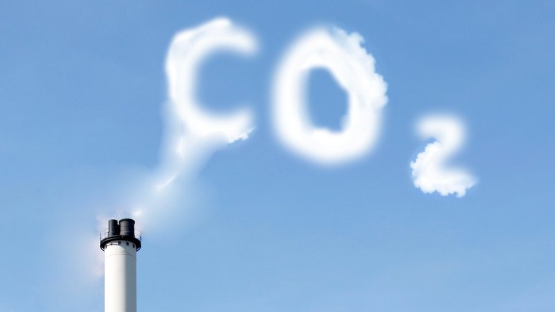 Eine Rauchwolke in Form der Buchstaben CO2 vor blauem Himmel | Bild: COLOURBOX Eine Rauchwolke in Form der Buchstaben CO2 vor blauem Himmel