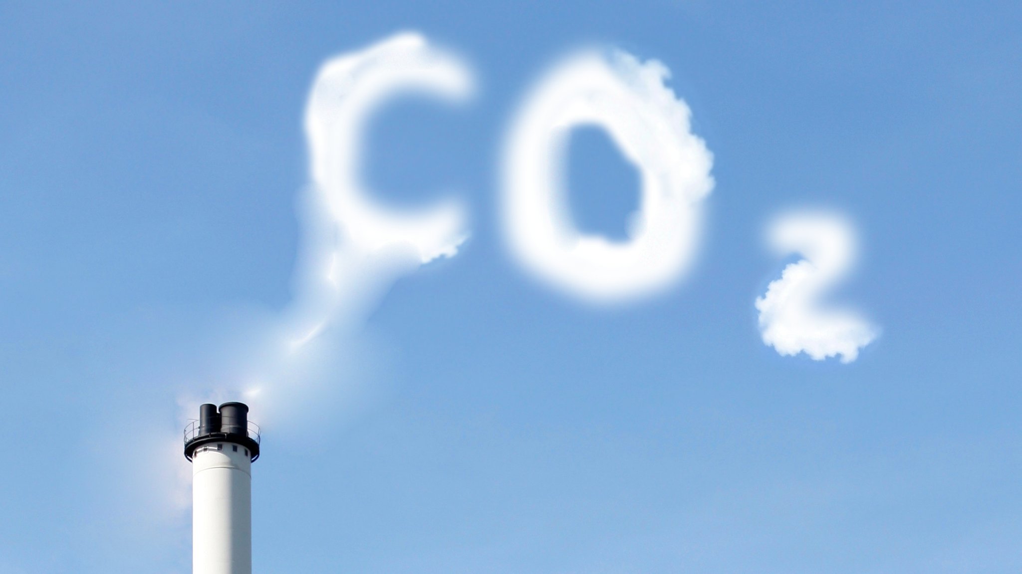 Eine Rauchwolke in Form der Buchstaben CO2 vor blauem Himmel | Bild: COLOURBOX Eine Rauchwolke in Form der Buchstaben CO2 vor blauem Himmel
