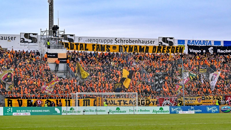 Fans von Dynamo Dresden im Hachinger Sportpark | Bild: picture-alliance/dpa Fans von Dynamo Dresden im Hachinger Sportpark