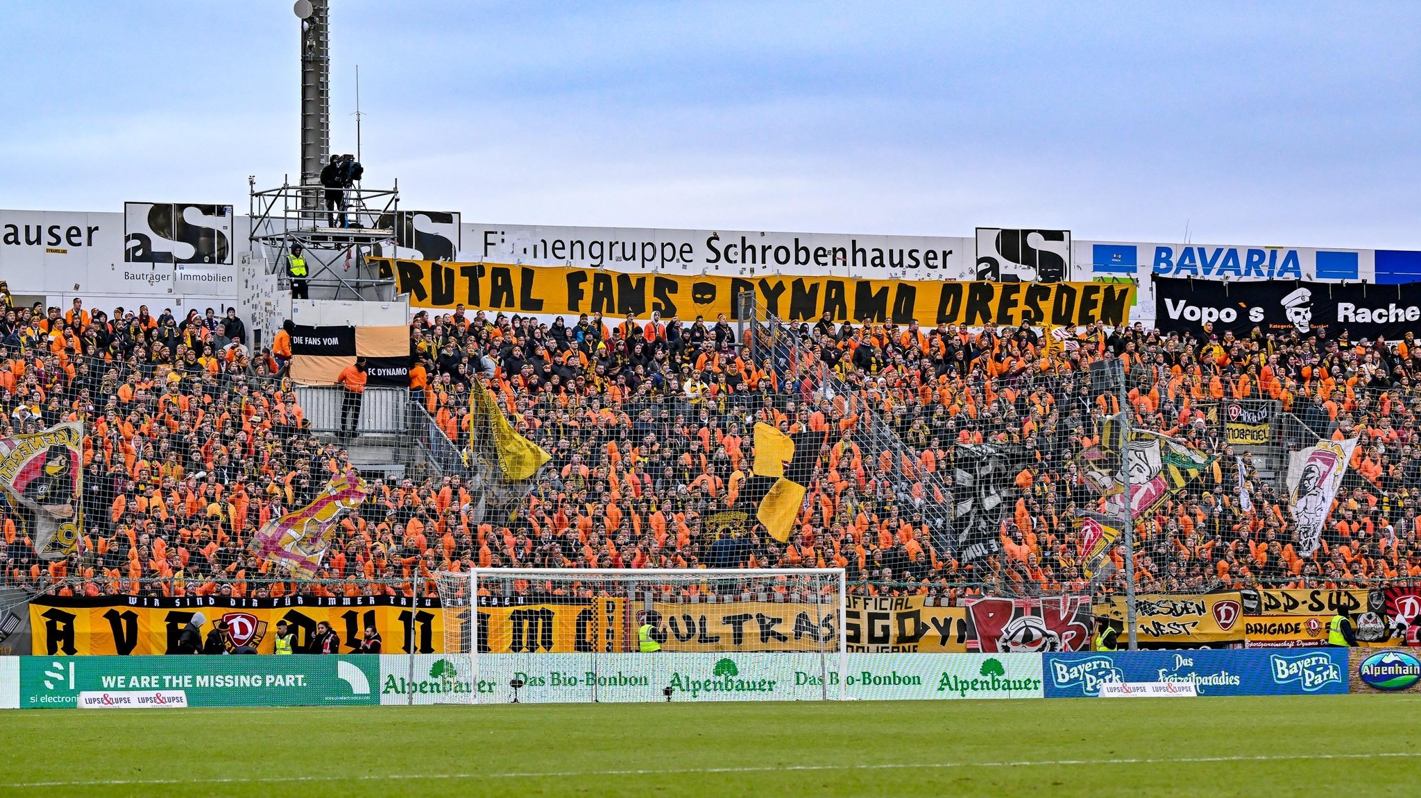 Fans von Dynamo Dresden im Hachinger Sportpark