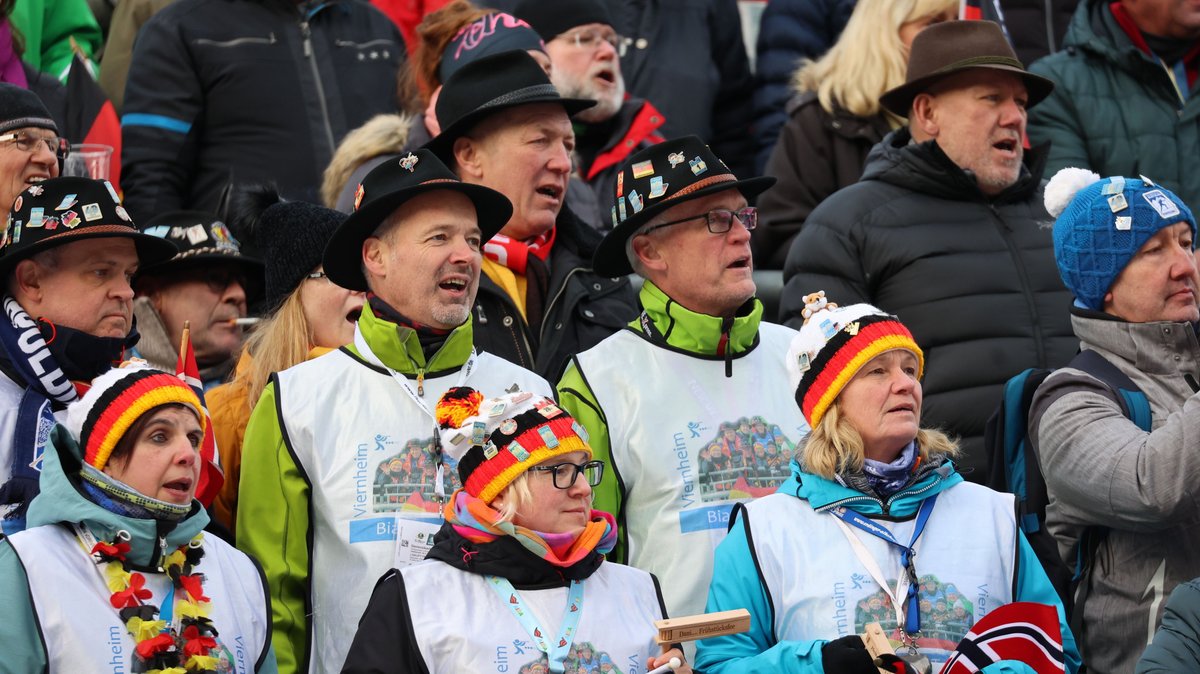 Gespannt verfolgen die Biathlon-Fans das Geschehen beim Biathlon-Weltcup in Ruhpolding.