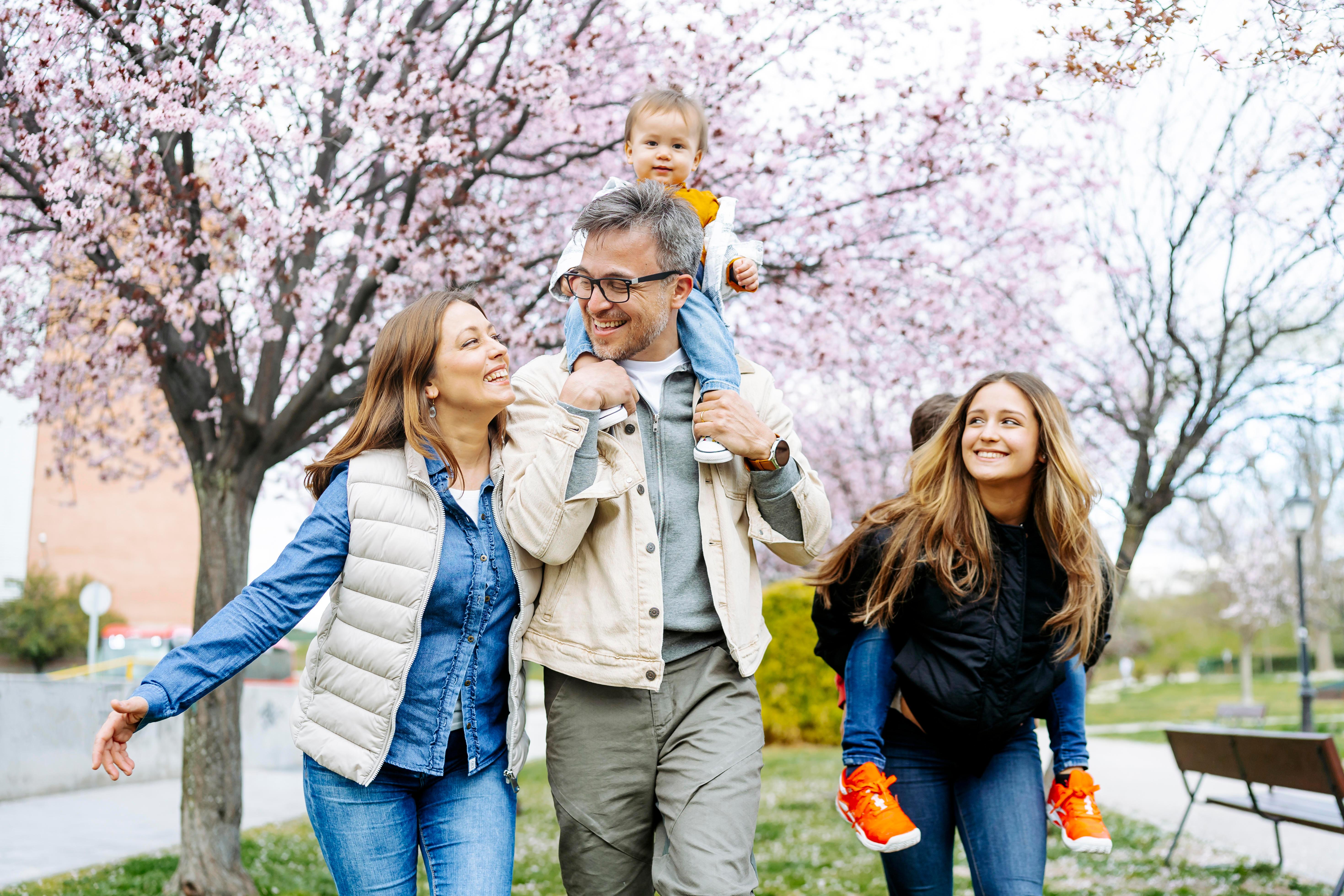 Symbolbild: Glückliche Menschen in einem Park