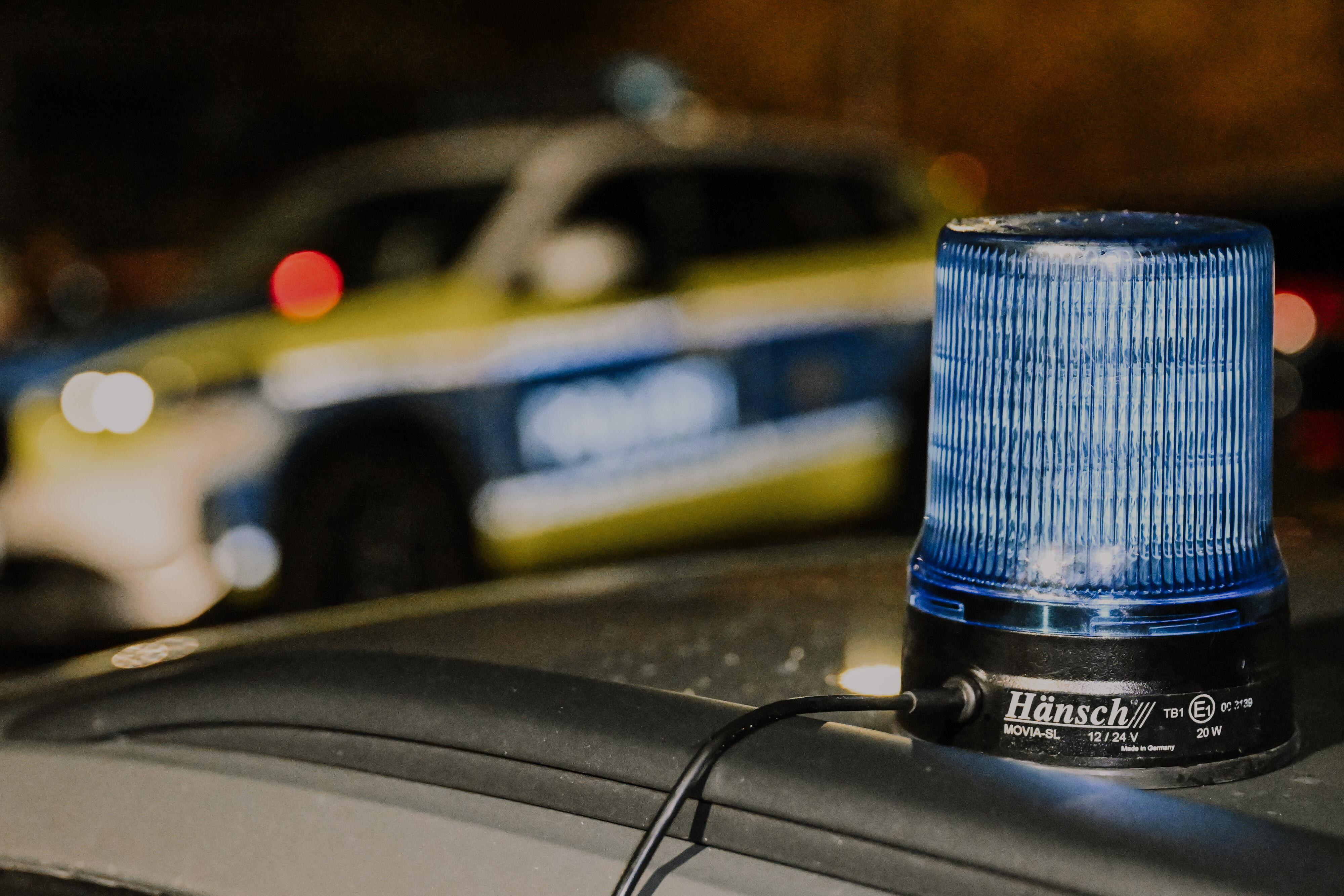 Symbolbild Polizeiauto mit Blaulicht.
