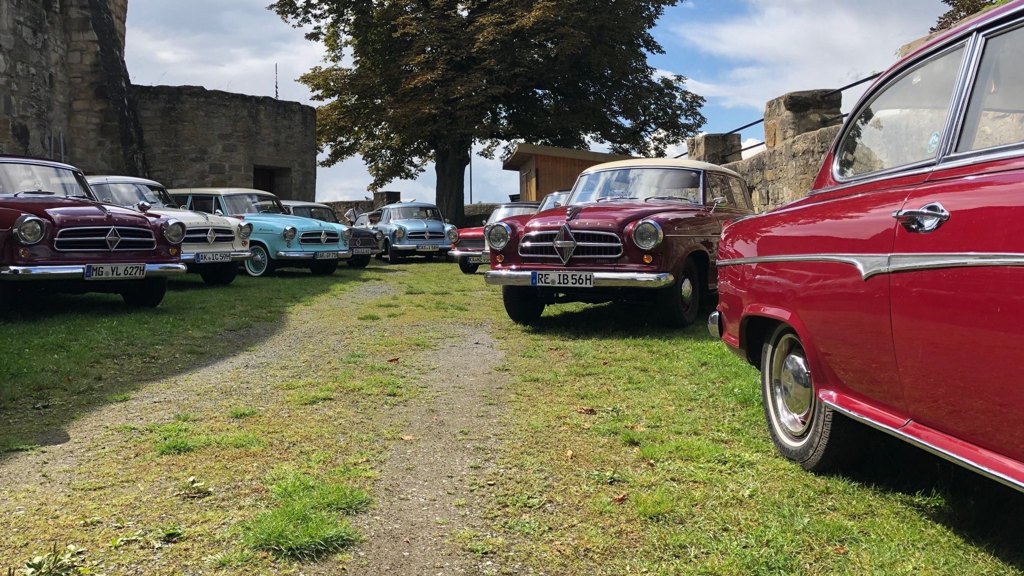 Die Borgwards parken zur Mittagspause im Burggraben in Königsberg.