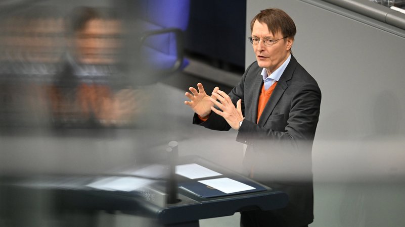 Bundesgesundheitsminister Karl Lauterbach (SPD) spricht im Bundestag an einem Rednerpult. | Bild: dpa-Bildfunk/Anna Ross Bundesgesundheitsminister Karl Lauterbach (SPD) spricht im Bundestag an einem Rednerpult.