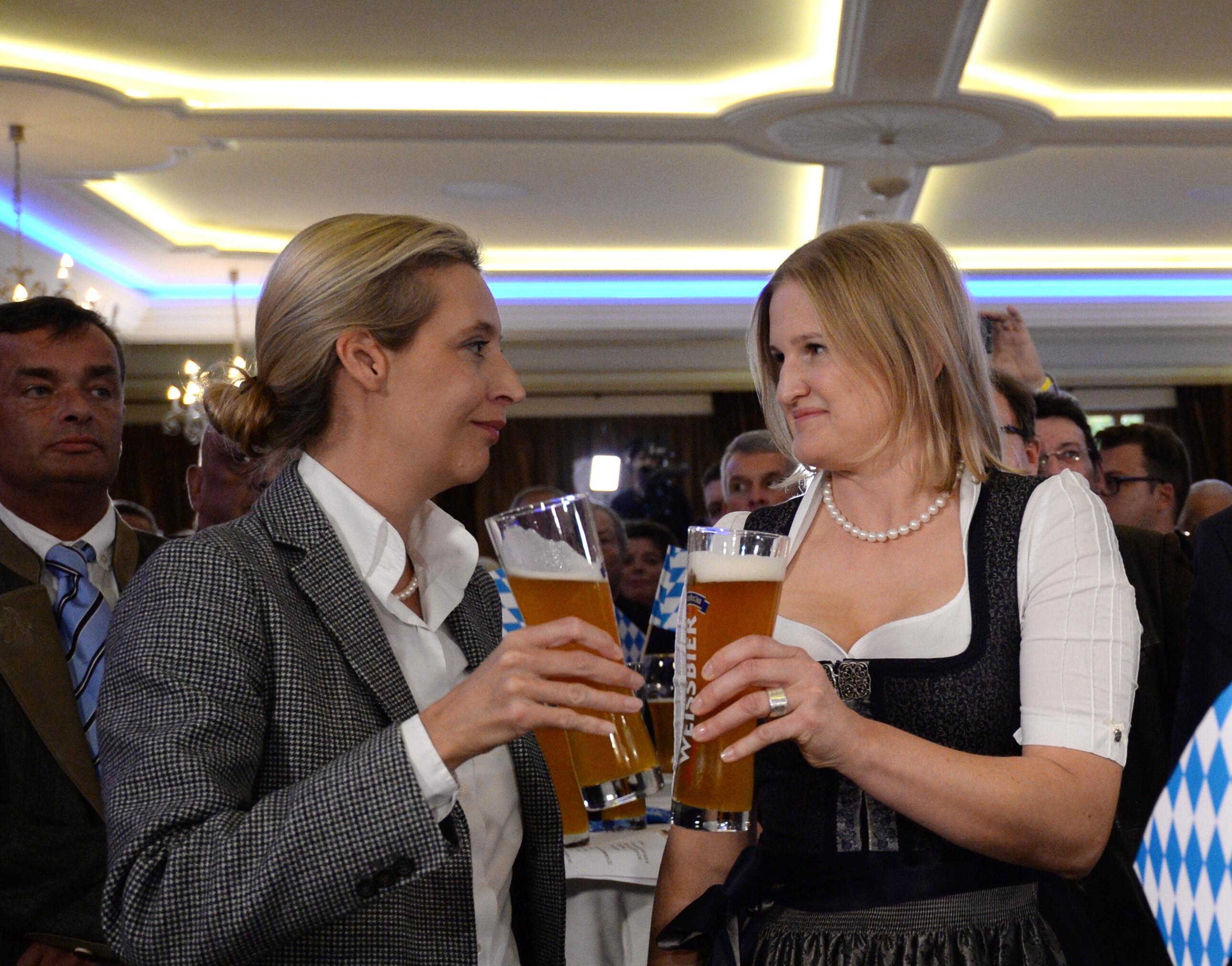 Archivbild 2018 - Alice Weidel (links) und Katrin Ebner-Steiner (rechts) stoßen  auf das Wahlergebnis an