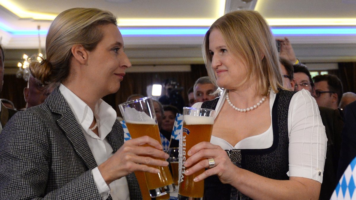 Archivbild 2018 - Alice Weidel (links) und Katrin Ebner-Steiner (rechts) stoßen  auf das Wahlergebnis an