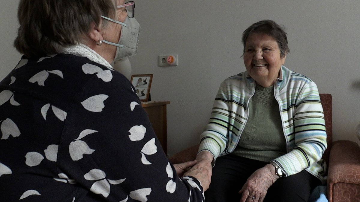 Zwei  alte Damen - eine mit Mundschutz, die andere nicht. Heidemarie Kalasch besucht ihre 90-jährige Tante im AWO-Seniorenzentrum Katharinengarten in Ingolstadt.