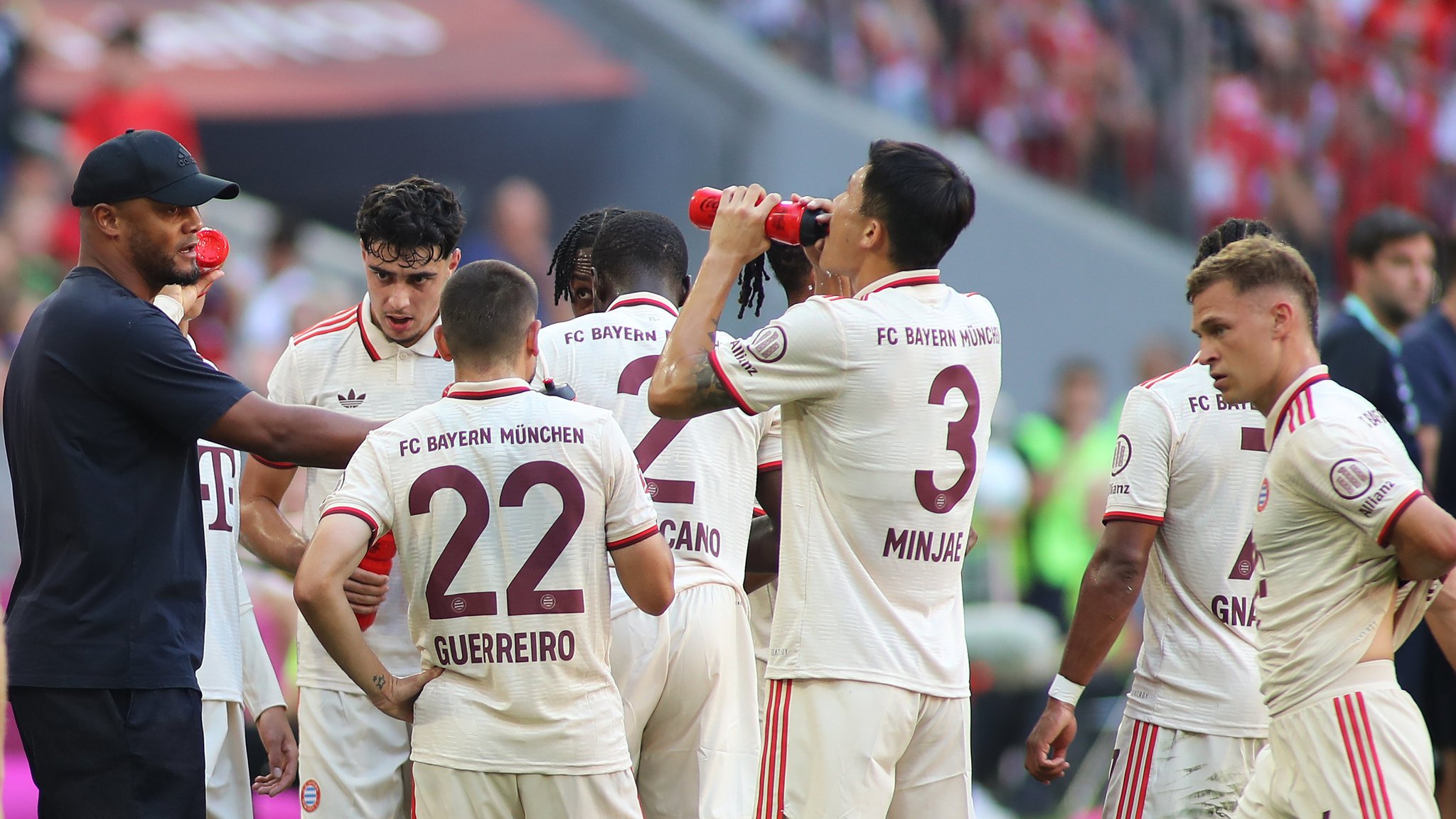 Vincent Kompany, Trainer des FC Bayern, mit seinen Spielern