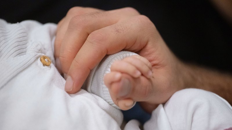 Symbolbild: Säuglingshändchen hält Erwachsenenhand | Bild: Picture Alliance / Marijan Murat Symbolbild: Säuglingshändchen hält Erwachsenenhand
