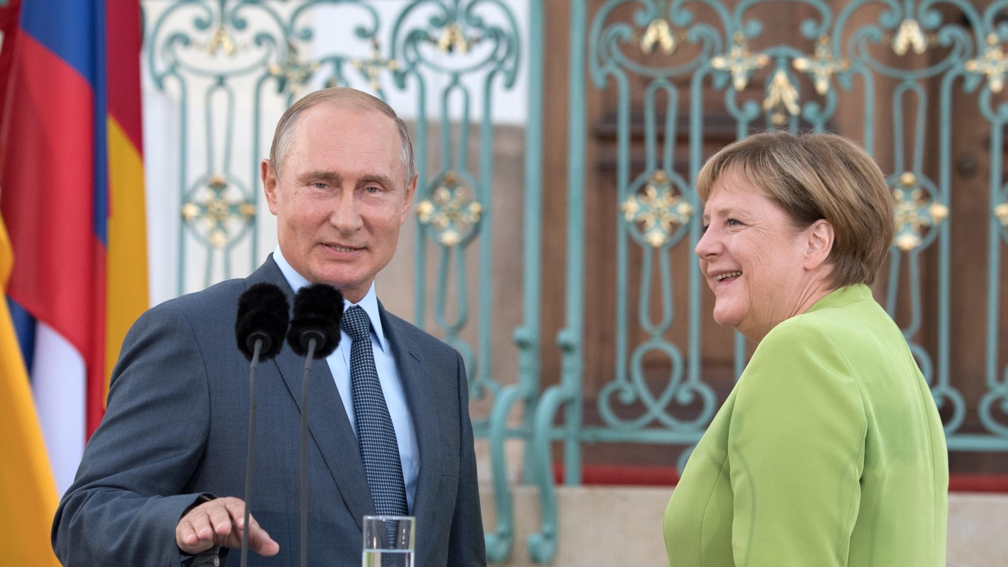 Archivbild vom 18.08.2018, Meseberg, Brandenburg: Bundeskanzlerin Angela Merkel (CDU,r) spricht neben dem russischen Präsidenten Wladimir Putin vor dem Gästehaus der Bundesregierung während eines Pressestatements. Zum ersten Mal seit Beginn der Ukraine-Krise 2014 kommt Putin zu einem bilateralen Besuch nach Deutschland. Hauptthemen sind die Konflikte in Syrien...