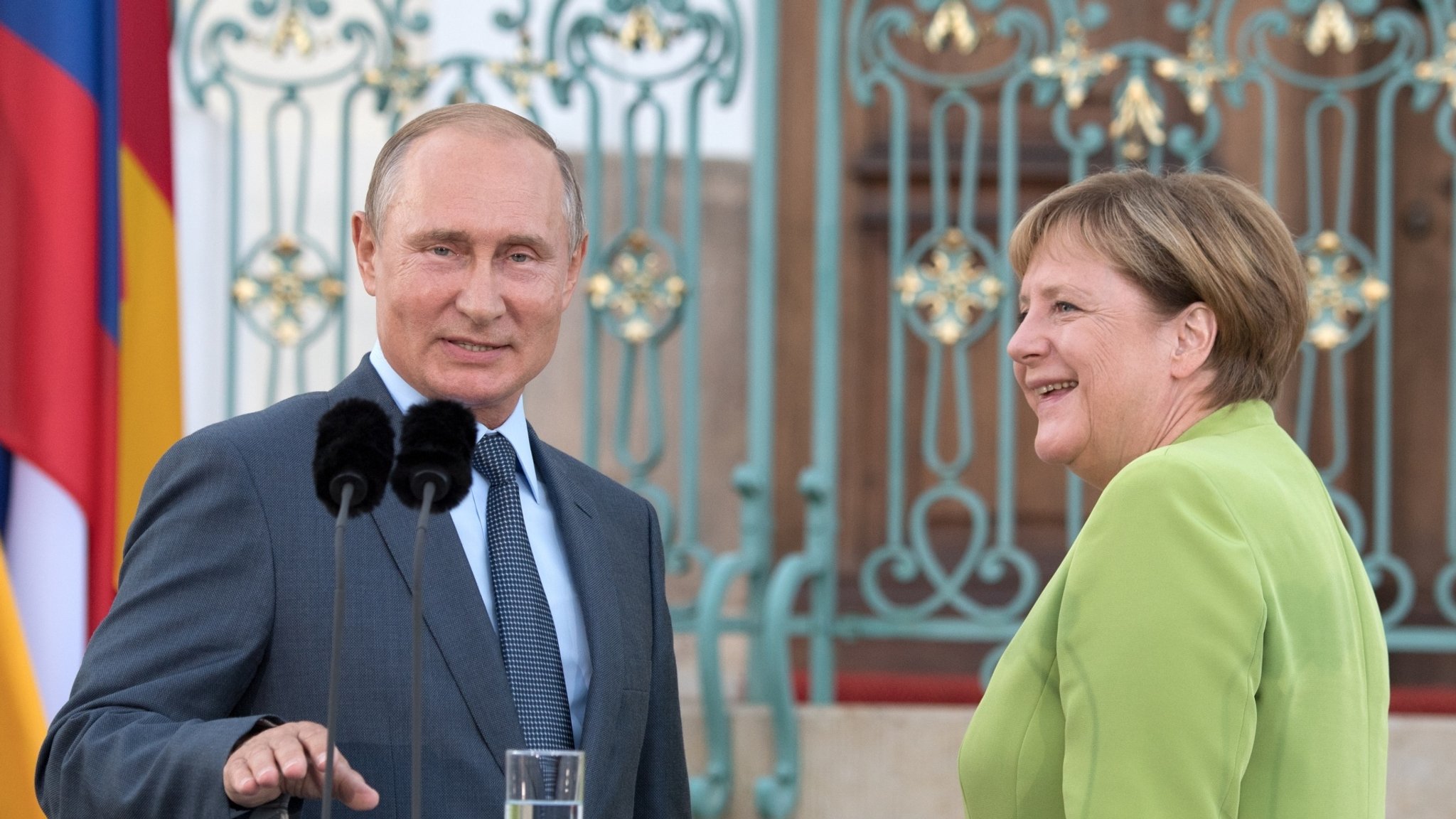 Archivbild vom 18.08.2018, Meseberg, Brandenburg: Bundeskanzlerin Angela Merkel (CDU,r) spricht neben dem russischen Präsidenten Wladimir Putin vor dem Gästehaus der Bundesregierung während eines Pressestatements. Zum ersten Mal seit Beginn der Ukraine-Krise 2014 kommt Putin zu einem bilateralen Besuch nach Deutschland. Hauptthemen sind die Konflikte in Syrien...