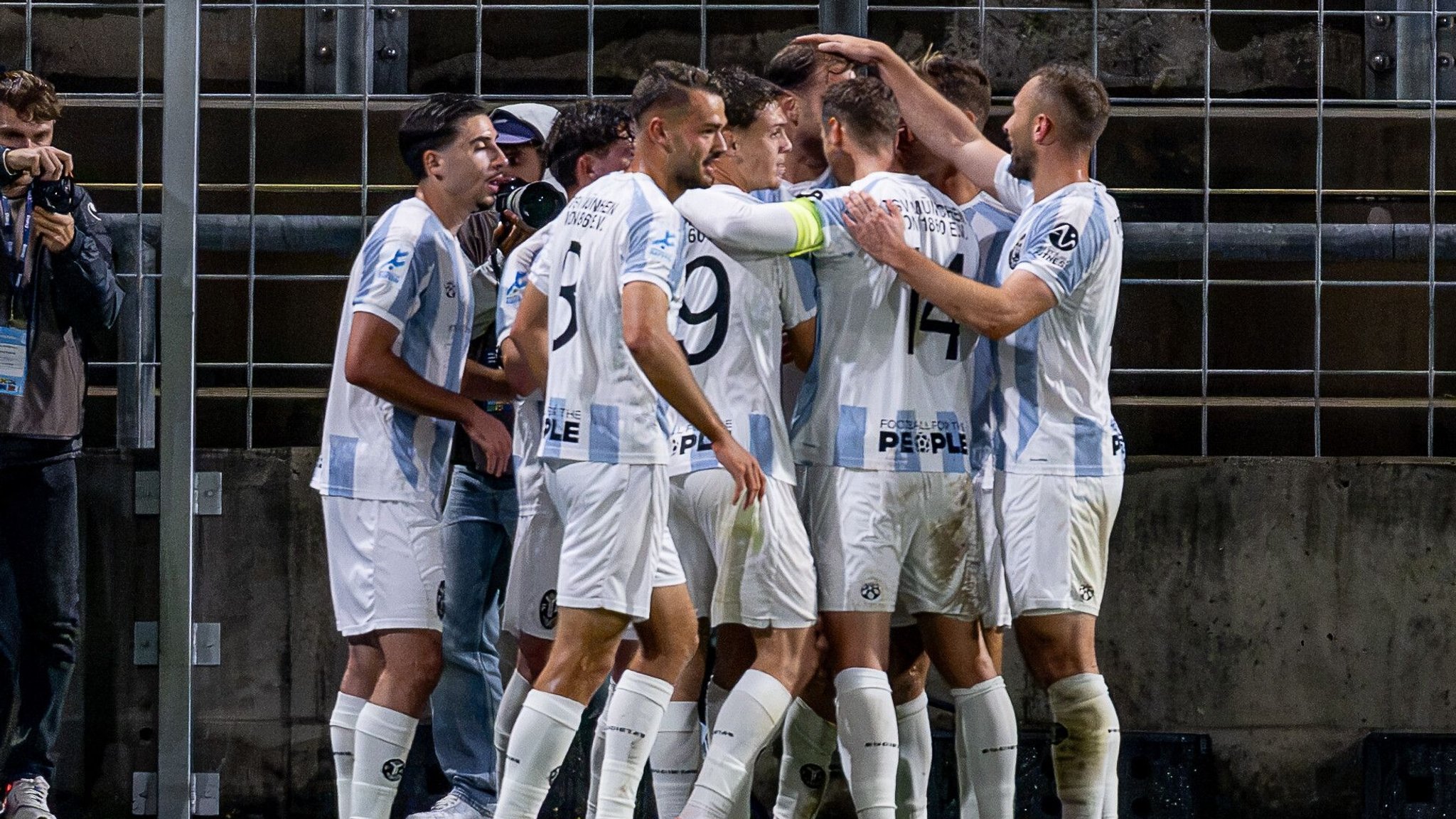 1860 München feiert ein Tor gegen Bayreuth | Bild: picture alliance / HMB Media | Heike Feiner 1860 München feiert ein Tor gegen Bayreuth