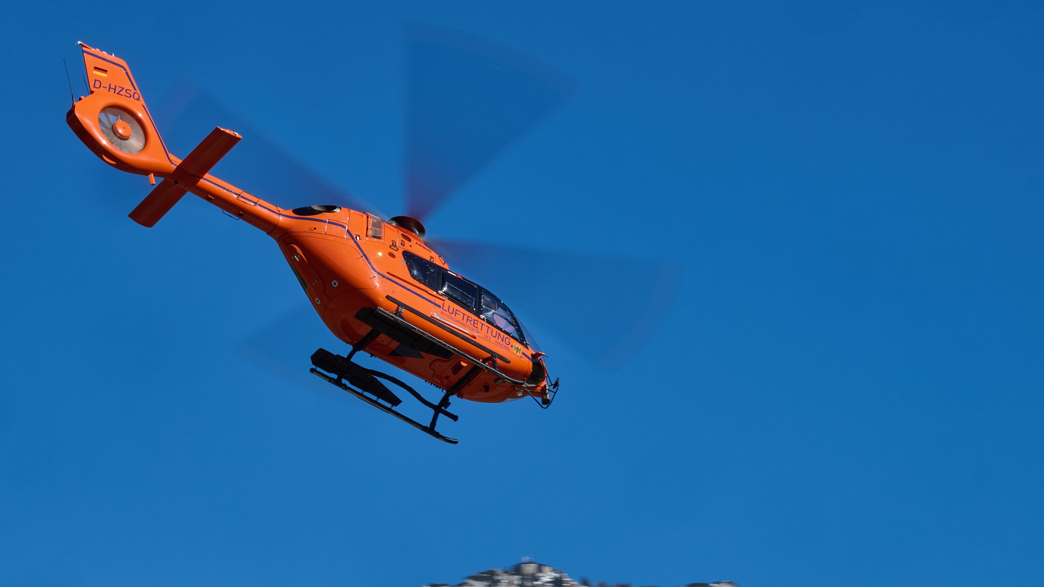 Archivbild: Einsatz eines Rettungshubschraubers in den Berchtesgadener Alpen | Bild: picture alliance / Fotostand | Wassmuth Archivbild: Einsatz eines Rettungshubschraubers in den Berchtesgadener Alpen