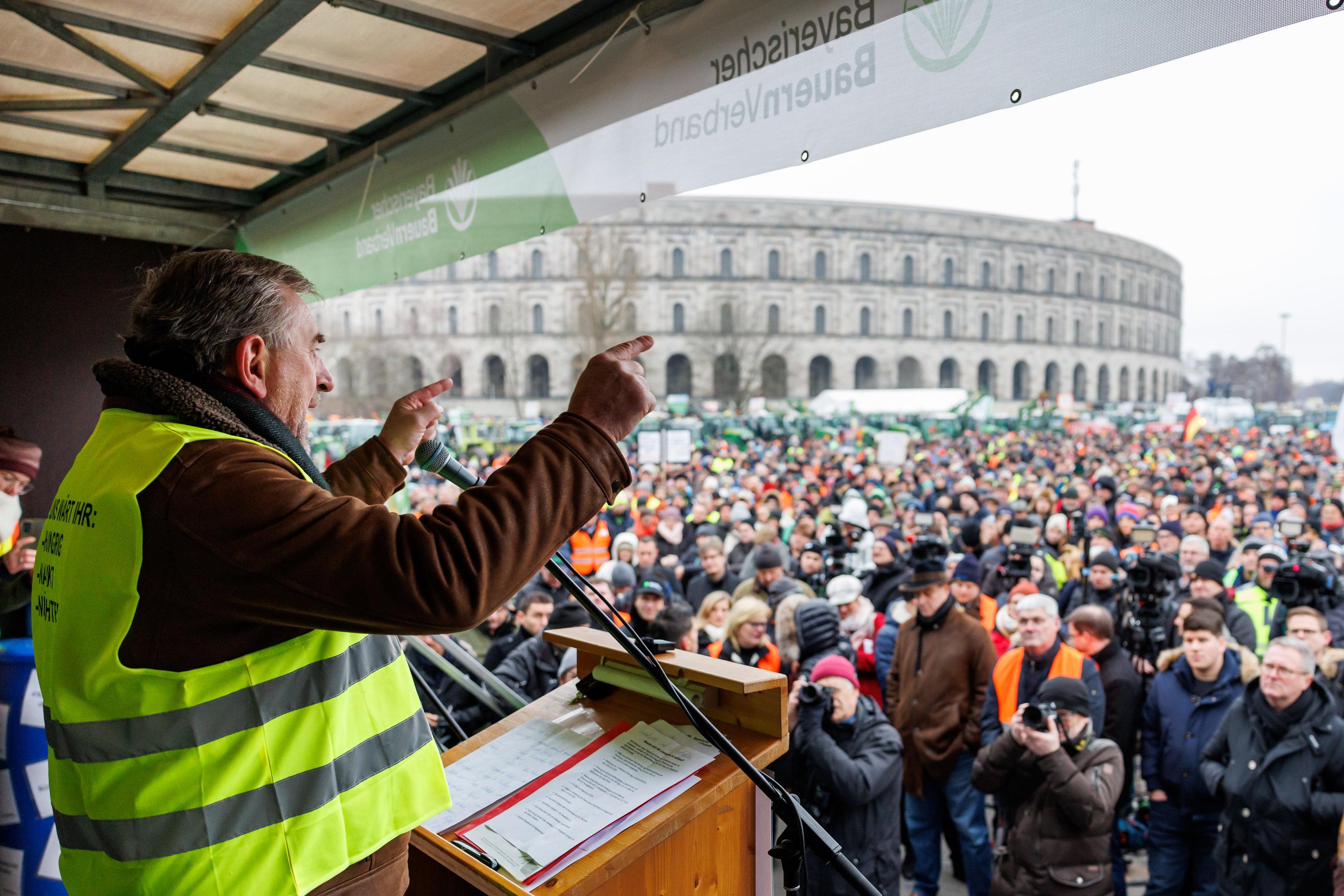 Günther Felßner, Präsident des Bayerischen Bauernverbandes (BBV), spricht am 12. Januar 2024 während einer Kundgebung des Bauernverbandes gegen die Sparpläne der Bundesregierung in Nürnberg