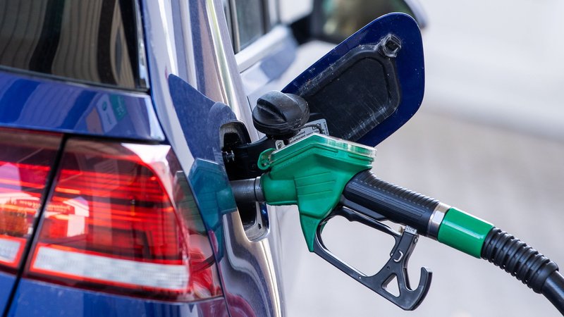 Die Zapfpistole für Super-Kraftstoff steckt in einer Tankstelle im Tankstutzen eines Autos. | Bild: dpa-Bildfunk/Jens Büttner Die Zapfpistole für Super-Kraftstoff steckt in einer Tankstelle im Tankstutzen eines Autos.
