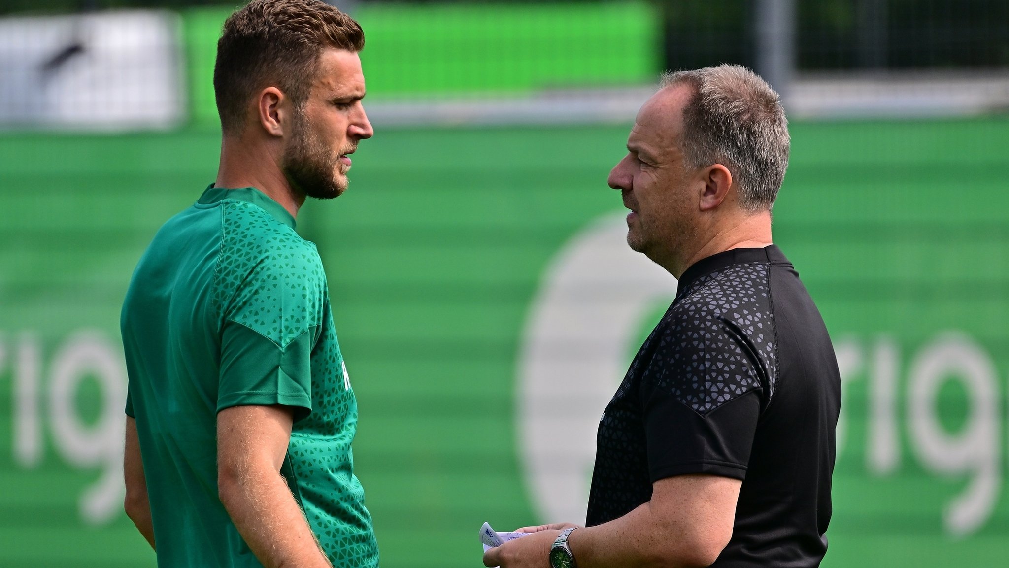 Dennis Srbeny und Alexander Zorniger beim Trainingsauftakt der SpVgg Greuther Fürth