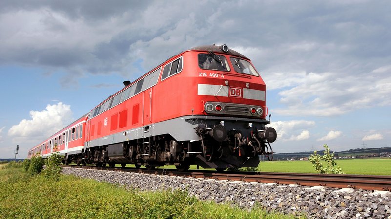 Ein Nahverkehrszug mit einer Diesellokomotive auf freier Strecke in Bayern (Symbolbild)