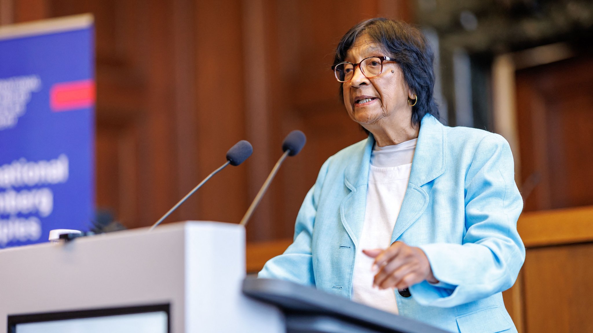 Die südafrikanische Juristin Navanethem "Navi" Pillay spricht beim Nuremberg Forum in Nürnberg nach der Bekanntgabe, dass sie mit dem Friedensnobelpreis 2026 ausgezeichnet wird. Das Nobelkomitee würdigt damit ihre Bemühungen um die Förderung des Friedens und des Völkerrechts. | Bild: dpa-Bildfunk/Daniel Karmann Die südafrikanische Juristin Navanethem "Navi" Pillay spricht beim Nuremberg Forum in Nürnberg nach der Bekanntgabe, dass sie mit dem Friedensnobelpreis 2026 ausgezeichnet wird. Das Nobelkomitee würdigt damit ihre Bemühungen um die Förderung des Friedens und des Völkerrechts.