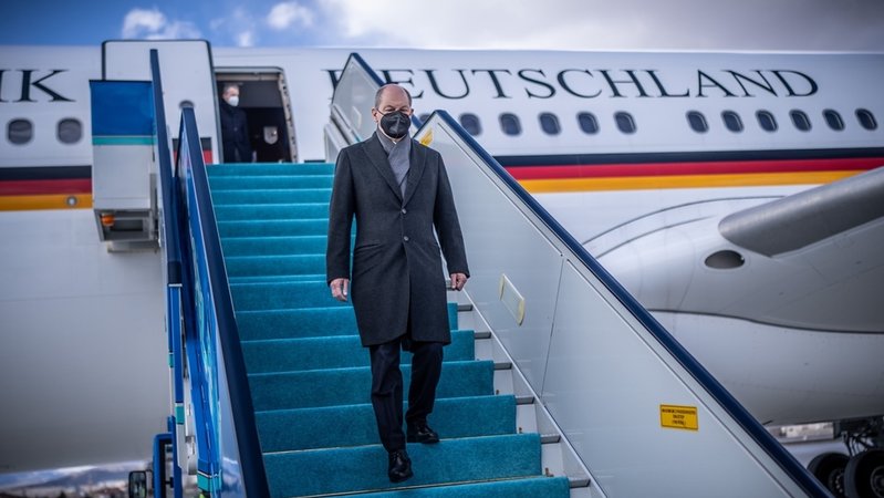 14.03.2022, Türkei, Ankara: Bundeskanzler Olaf Scholz (SPD), kommt am Flughafen in Ankara an. 
