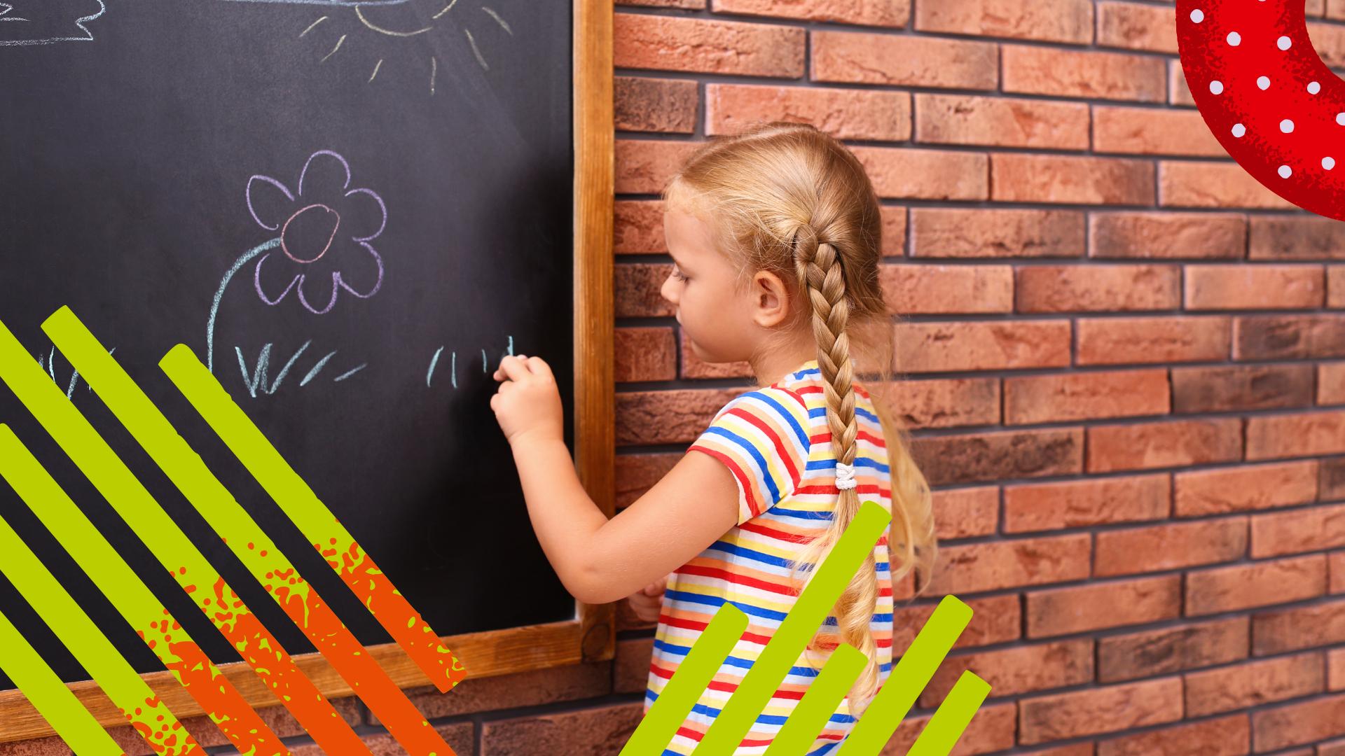 Ein kind malt mit der linken Hand ein Bild an eine Tafel