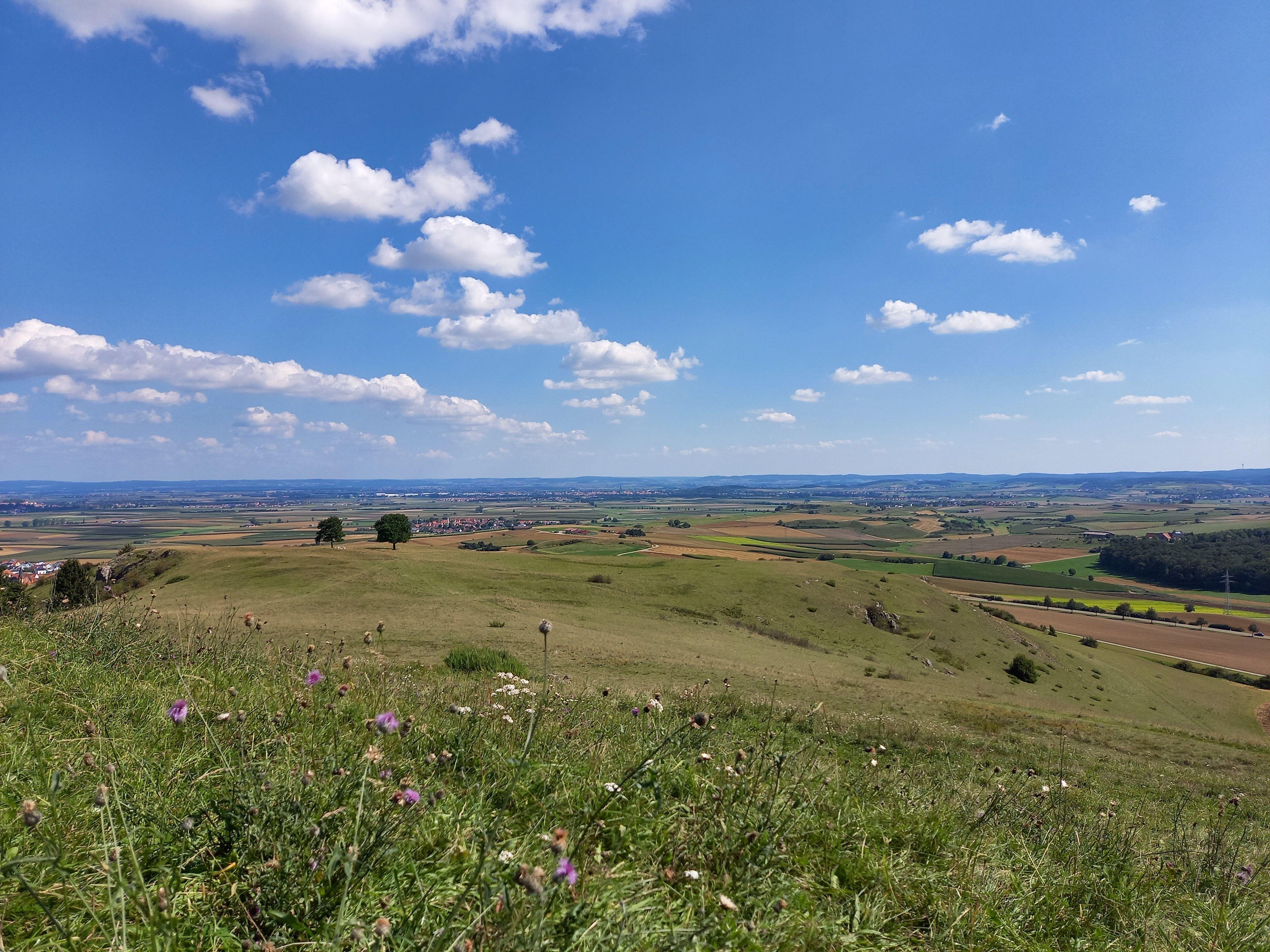 Blick ins Nördlinger Ries, einem 25 Kilometer großen Meteoritenkrater