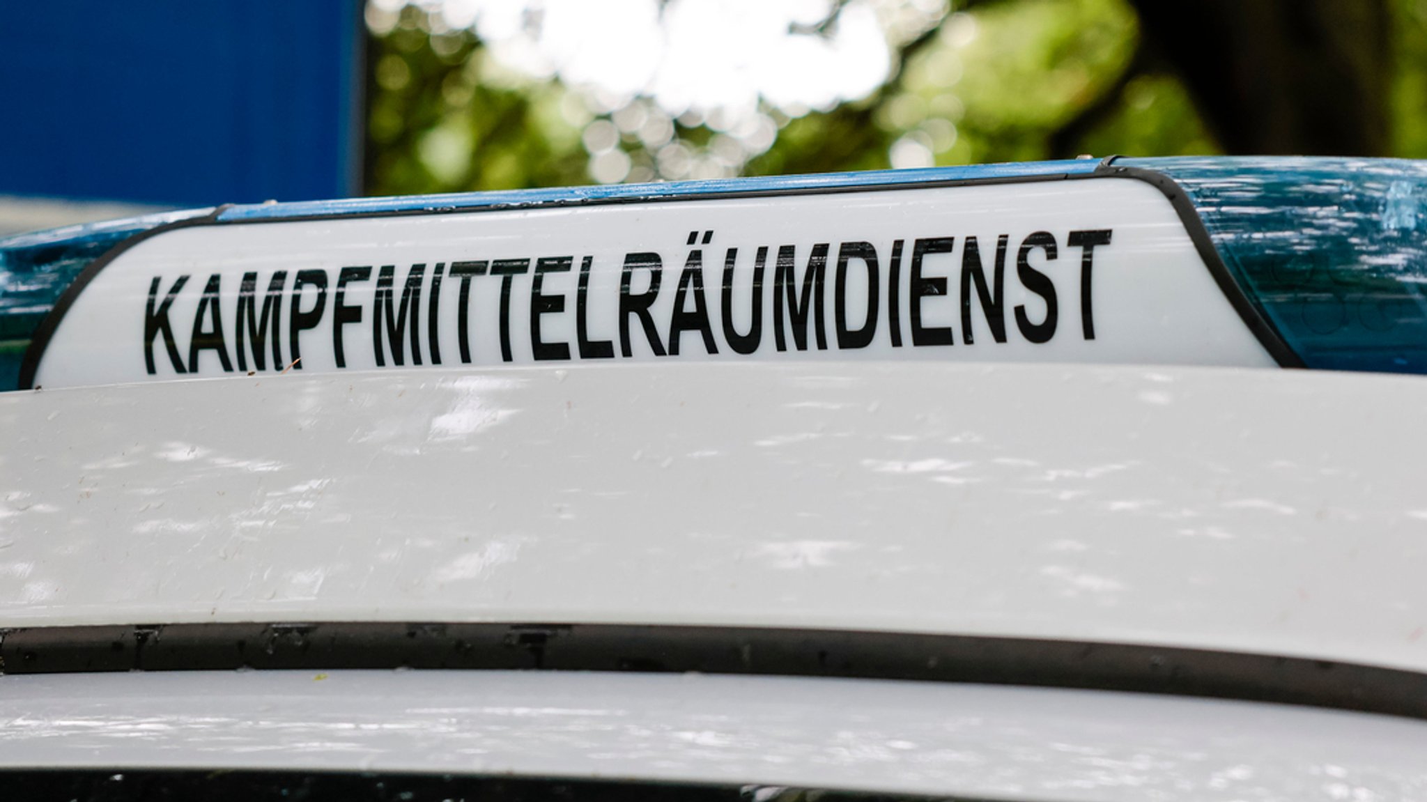 Der Schriftzug "Kampfmittelräumdienst" ist an einem Einsatzfahrzeug angebracht. 