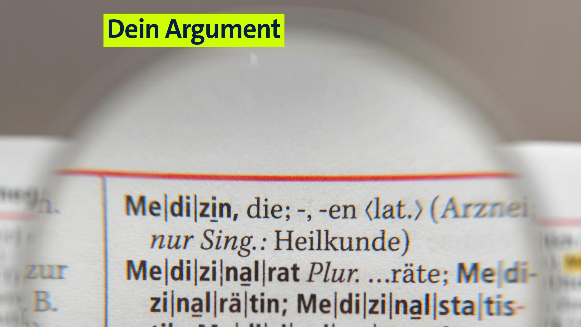 Ein Wörterbuch ist aufgeschlagen. Unter einer Lupe sind unter anderem die Wörter "Medizin" und "Medizinalrat" zu sehen. 