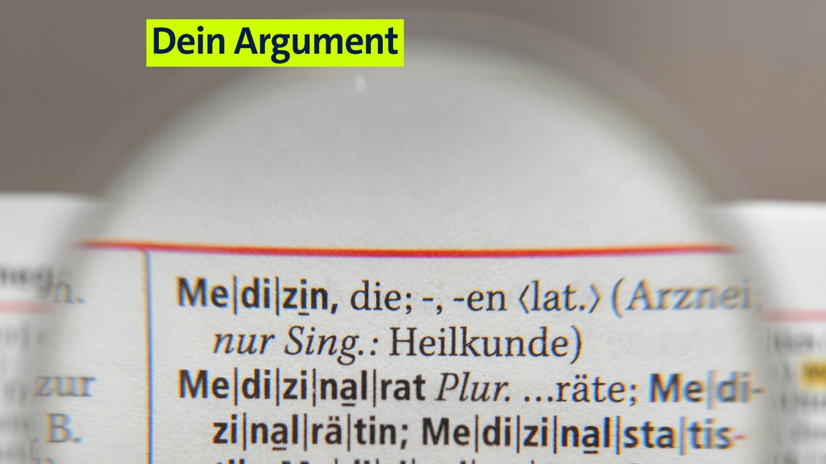 Ein Wörterbuch ist aufgeschlagen. Unter einer Lupe sind unter anderem die Wörter "Medizin" und "Medizinalrat" zu sehen. 