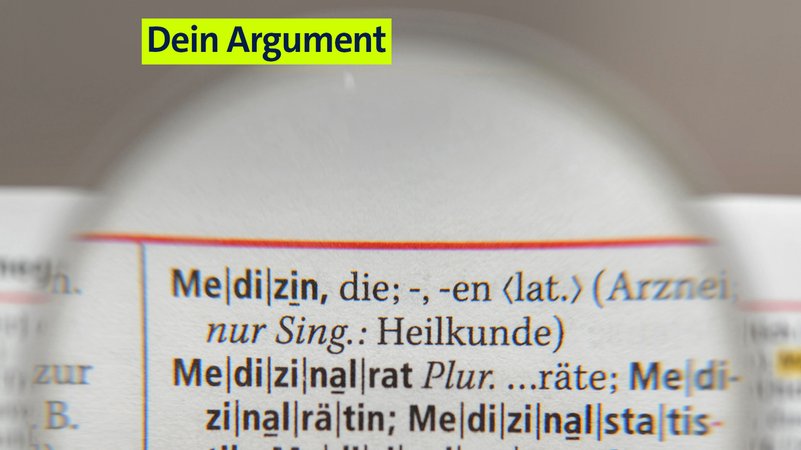 Ein Wörterbuch ist aufgeschlagen. Unter einer Lupe sind unter anderem die Wörter "Medizin" und "Medizinalrat" zu sehen. | Bild: picture alliance / Romain Fellens | Romain Fellens Ein Wörterbuch ist aufgeschlagen. Unter einer Lupe sind unter anderem die Wörter "Medizin" und "Medizinalrat" zu sehen.