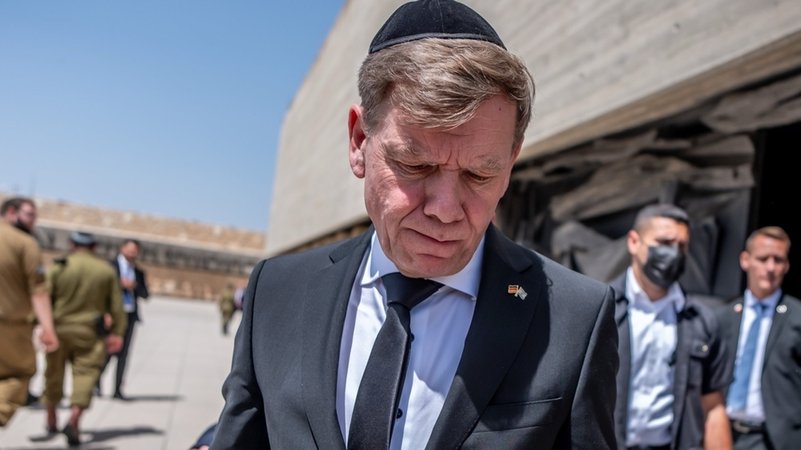 Wadephul in Yad Vashem: Gegen Antisemitismus aufstehen | Bild: dpa-Bildfunk/Michael Kappeler Wadephul in Yad Vashem: Gegen Antisemitismus aufstehen