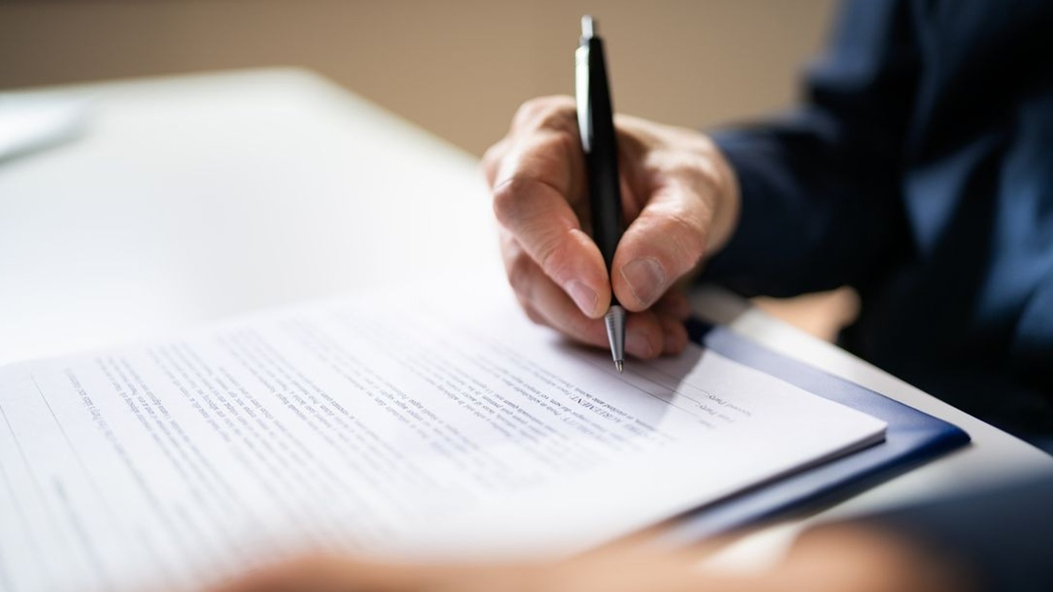 Ein Rechtsanwalt unterschreibt einen Vertrag. | Bild: stock.adobe.com/Andrey Popov Ein Rechtsanwalt unterschreibt einen Vertrag.